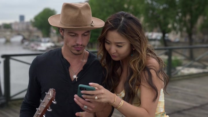 Emily_in_Paris_S02E06_WEBRip_x264-ION10_2396.jpg