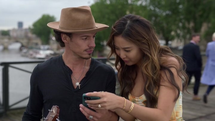Emily_in_Paris_S02E06_WEBRip_x264-ION10_2399.jpg