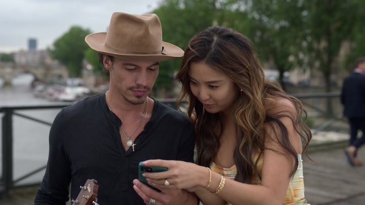 Emily_in_Paris_S02E06_WEBRip_x264-ION10_2400.jpg