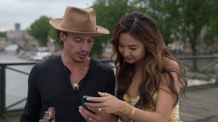 Emily_in_Paris_S02E06_WEBRip_x264-ION10_2402.jpg