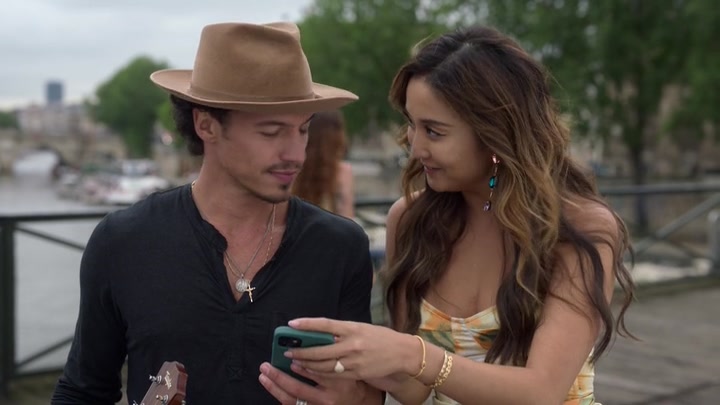 Emily_in_Paris_S02E06_WEBRip_x264-ION10_2406.jpg