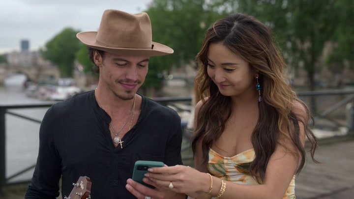 Emily_in_Paris_S02E06_WEBRip_x264-ION10_2407.jpg