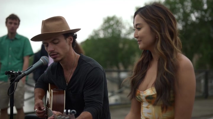 Emily_in_Paris_S02E06_WEBRip_x264-ION10_2435.jpg