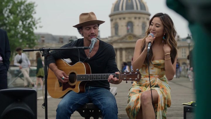 Emily_in_Paris_S02E06_WEBRip_x264-ION10_2463.jpg