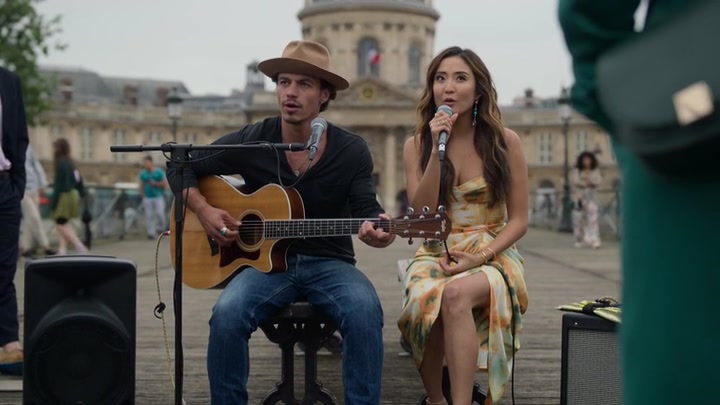 Emily_in_Paris_S02E06_WEBRip_x264-ION10_2470.jpg