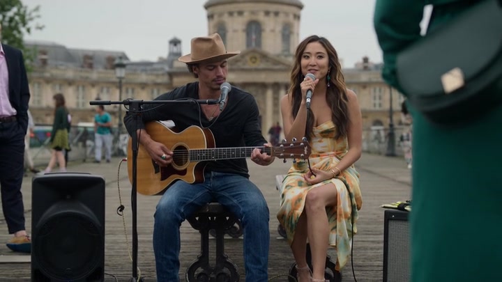 Emily_in_Paris_S02E06_WEBRip_x264-ION10_2472.jpg