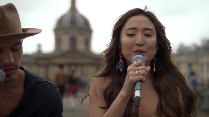 Emily_in_Paris_S02E06_WEBRip_x264-ION10_2474.jpg