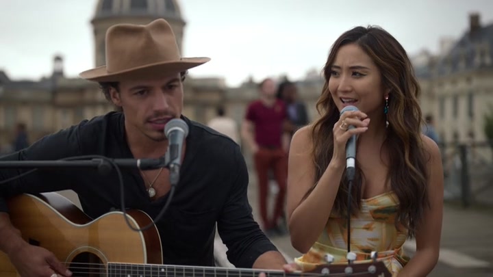 Emily_in_Paris_S02E06_WEBRip_x264-ION10_2483.jpg