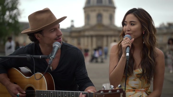 Emily_in_Paris_S02E06_WEBRip_x264-ION10_2488.jpg