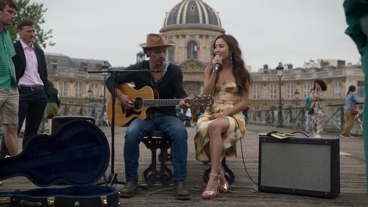 Emily_in_Paris_S02E06_WEBRip_x264-ION10_2510.jpg