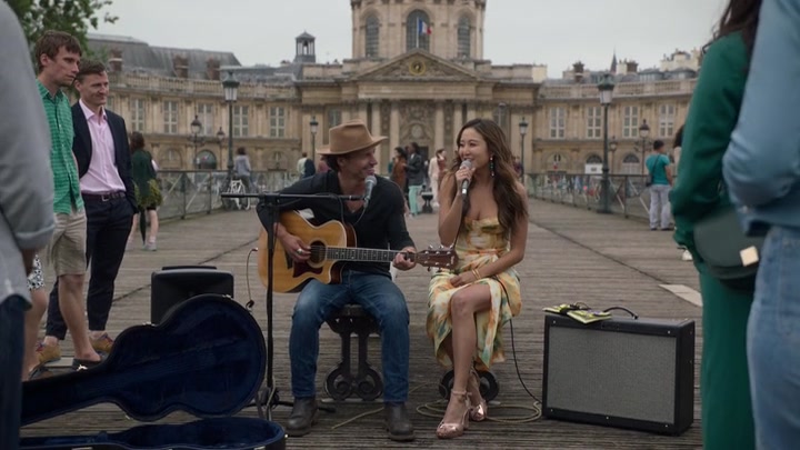 Emily_in_Paris_S02E06_WEBRip_x264-ION10_2515.jpg