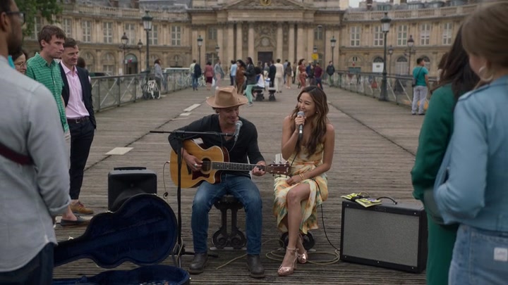 Emily_in_Paris_S02E06_WEBRip_x264-ION10_2517.jpg