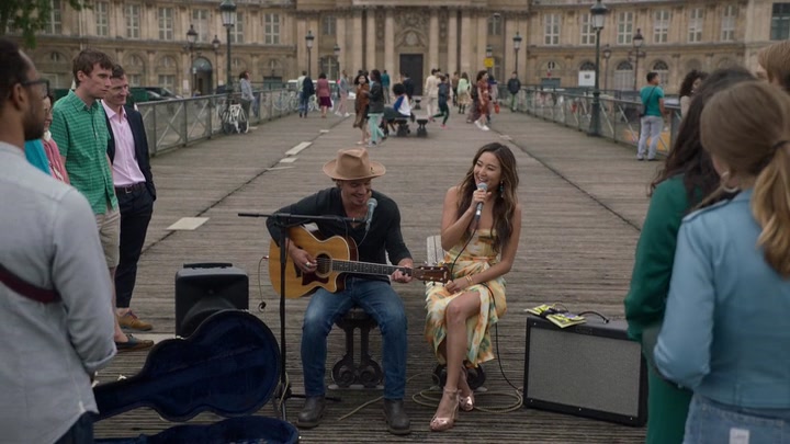 Emily_in_Paris_S02E06_WEBRip_x264-ION10_2518.jpg
