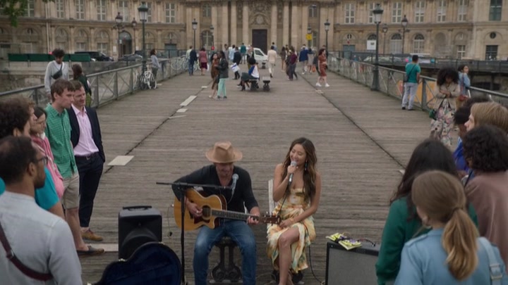 Emily_in_Paris_S02E06_WEBRip_x264-ION10_2520.jpg