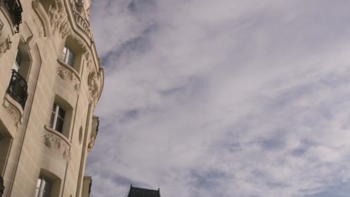 Emily_in_Paris_S02E06_WEBRip_x264-ION10_2532.jpg