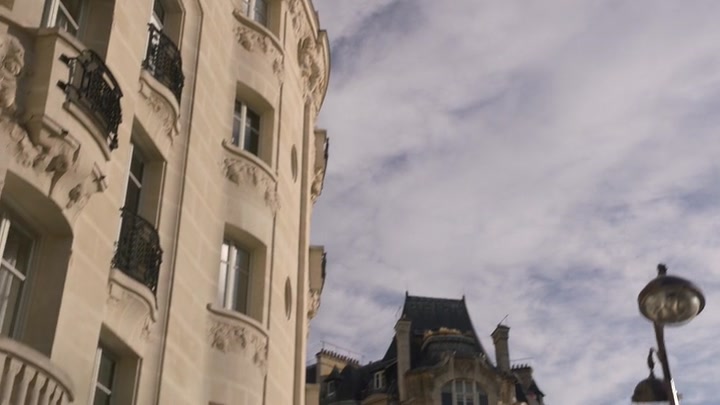 Emily_in_Paris_S02E06_WEBRip_x264-ION10_2534.jpg