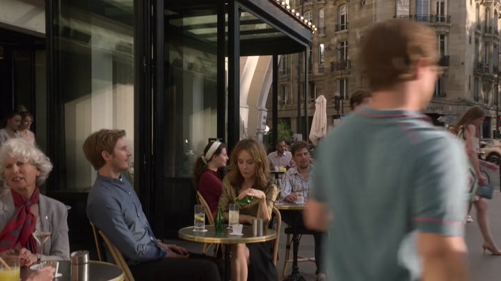 Emily_in_Paris_S02E06_WEBRip_x264-ION10_2542.jpg