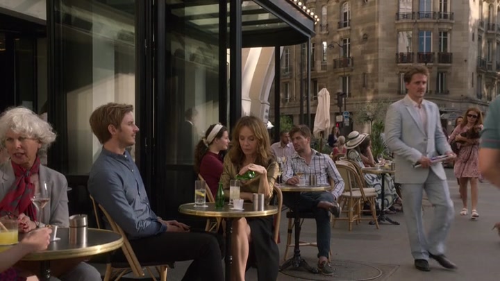 Emily_in_Paris_S02E06_WEBRip_x264-ION10_2543.jpg