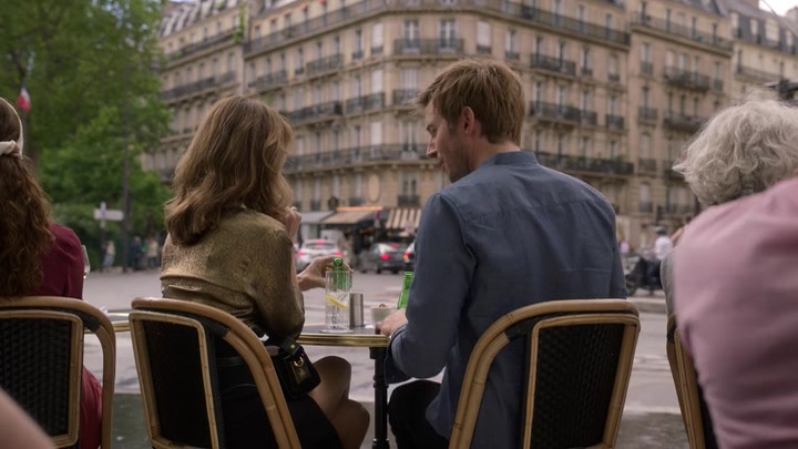 Emily_in_Paris_S02E06_WEBRip_x264-ION10_2546.jpg