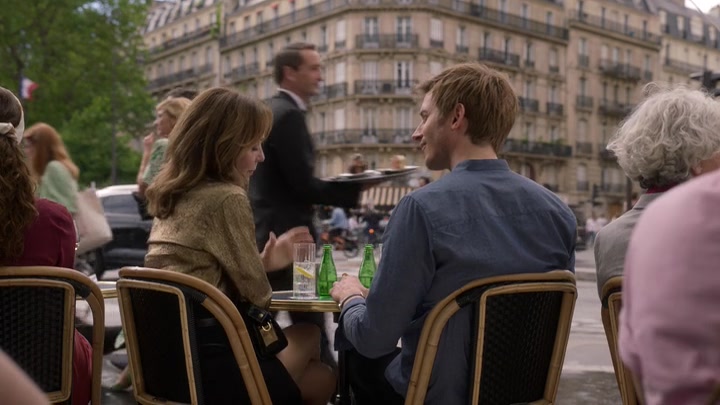 Emily_in_Paris_S02E06_WEBRip_x264-ION10_2553.jpg