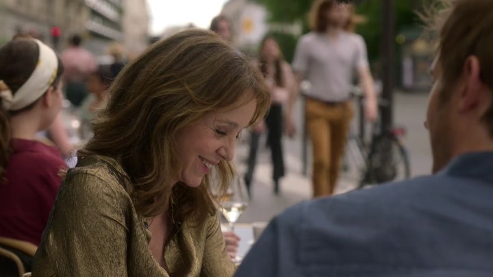 Emily_in_Paris_S02E06_WEBRip_x264-ION10_2597.jpg