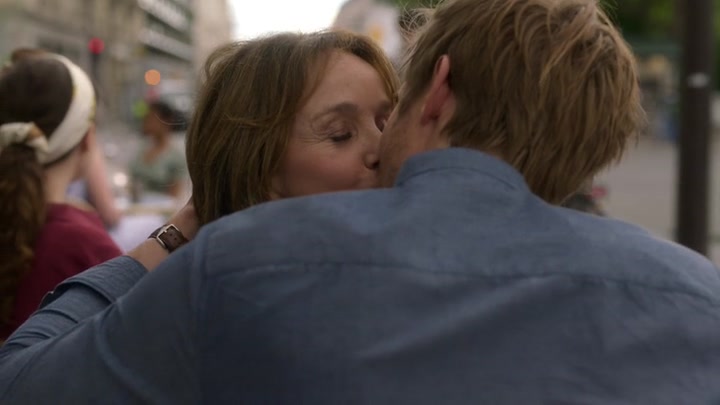 Emily_in_Paris_S02E06_WEBRip_x264-ION10_2610.jpg
