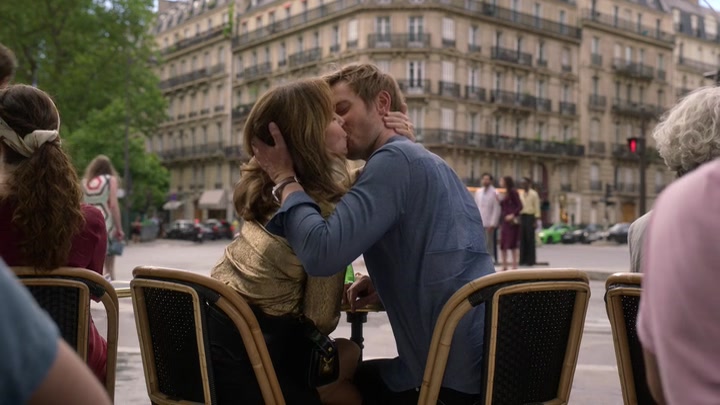 Emily_in_Paris_S02E06_WEBRip_x264-ION10_2613.jpg
