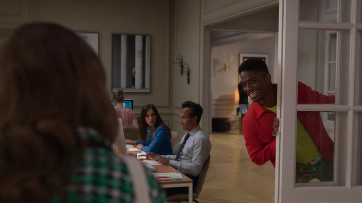 Emily_in_Paris_S02E06_WEBRip_x264-ION10_2627.jpg