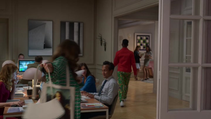 Emily_in_Paris_S02E06_WEBRip_x264-ION10_2631.jpg