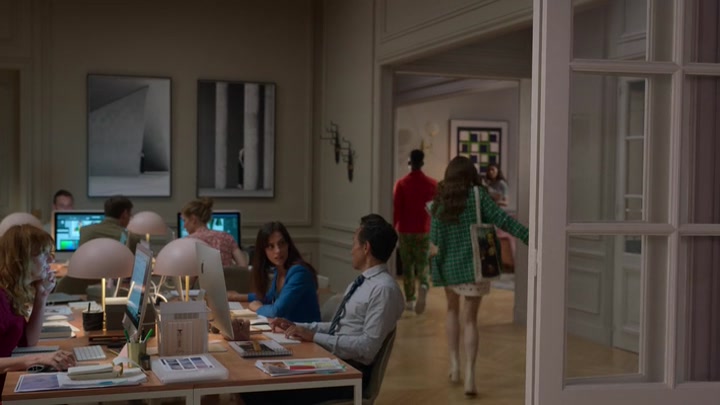 Emily_in_Paris_S02E06_WEBRip_x264-ION10_2634.jpg