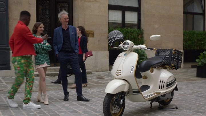 Emily_in_Paris_S02E06_WEBRip_x264-ION10_2641.jpg Emily_in_Paris_S02E06_WEBRip_x264-ION10_2641.jpg