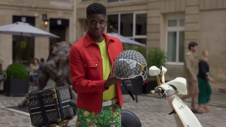 Emily_in_Paris_S02E06_WEBRip_x264-ION10_2647.jpg