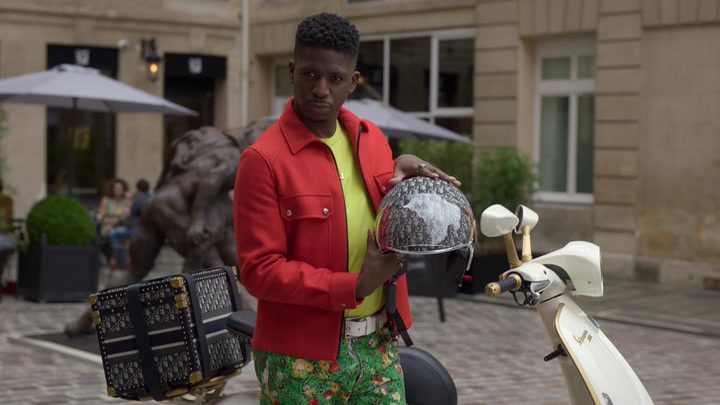 Emily_in_Paris_S02E06_WEBRip_x264-ION10_2651.jpg