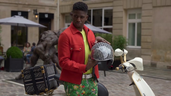 Emily_in_Paris_S02E06_WEBRip_x264-ION10_2652.jpg