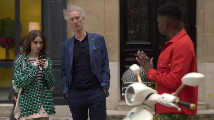 Emily_in_Paris_S02E06_WEBRip_x264-ION10_2656.jpg
