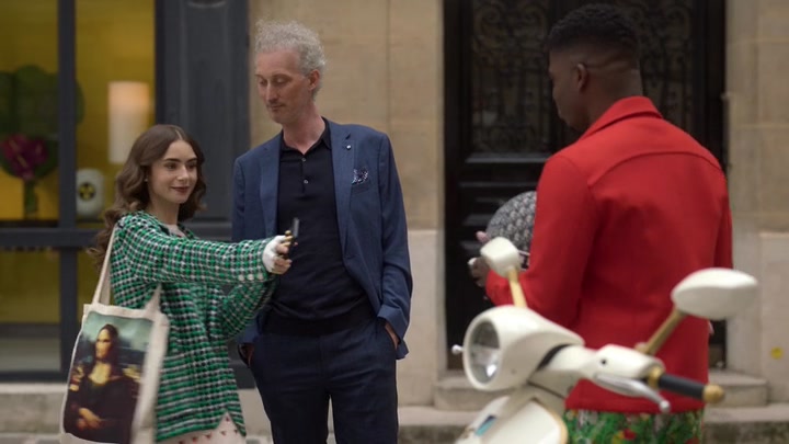 Emily_in_Paris_S02E06_WEBRip_x264-ION10_2658.jpg