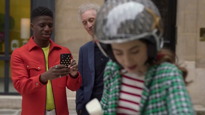 Emily_in_Paris_S02E06_WEBRip_x264-ION10_2670.jpg