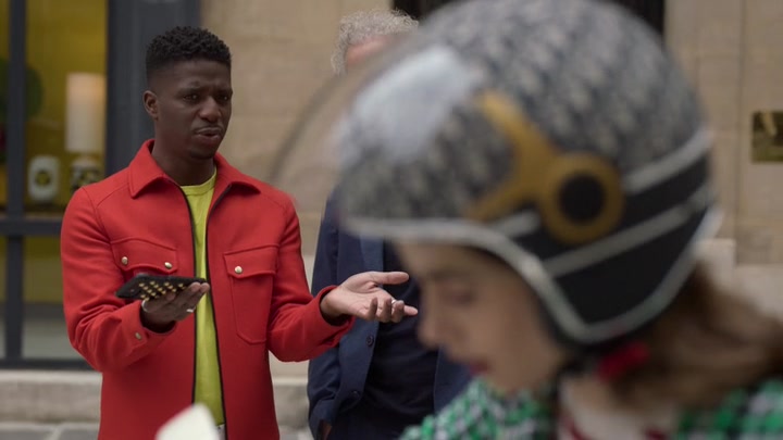 Emily_in_Paris_S02E06_WEBRip_x264-ION10_2676.jpg