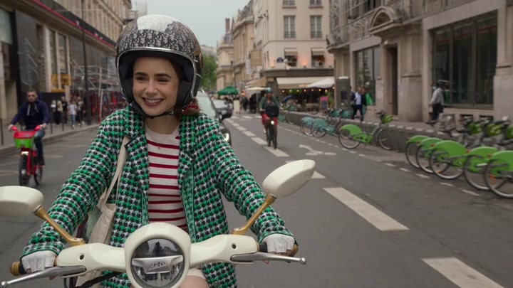 Emily_in_Paris_S02E06_WEBRip_x264-ION10_2693.jpg