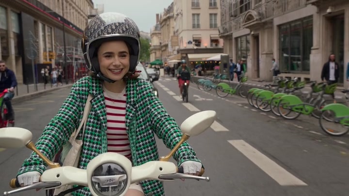 Emily_in_Paris_S02E06_WEBRip_x264-ION10_2694.jpg