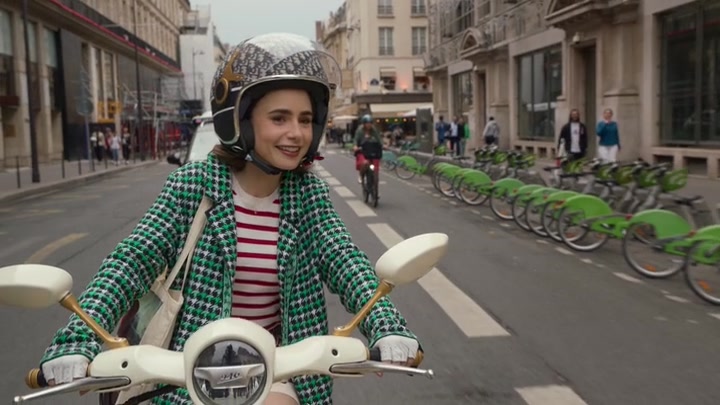 Emily_in_Paris_S02E06_WEBRip_x264-ION10_2696.jpg