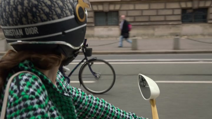 Emily_in_Paris_S02E06_WEBRip_x264-ION10_2697.jpg