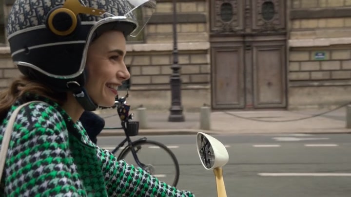 Emily_in_Paris_S02E06_WEBRip_x264-ION10_2700.jpg