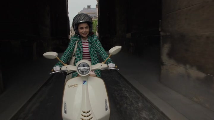 Emily_in_Paris_S02E06_WEBRip_x264-ION10_2701.jpg