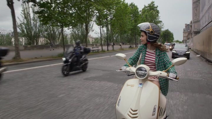 Emily_in_Paris_S02E06_WEBRip_x264-ION10_2710.jpg