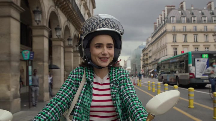Emily_in_Paris_S02E06_WEBRip_x264-ION10_2715.jpg
