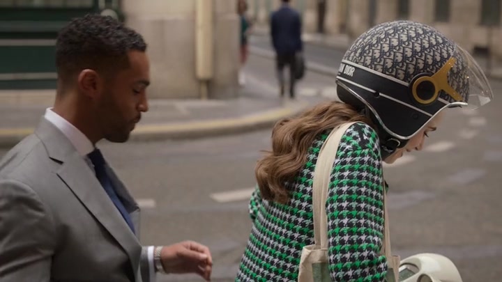Emily_in_Paris_S02E06_WEBRip_x264-ION10_2739.jpg