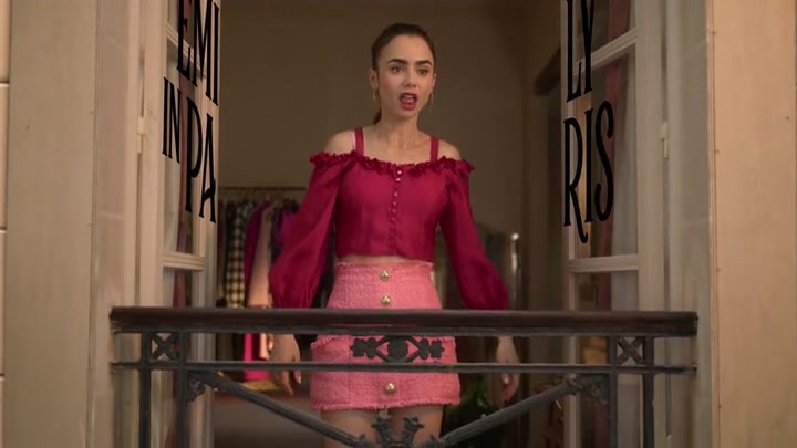 Emily_in_Paris_S02E07_WEBRip_x264-ION10_0044.jpg