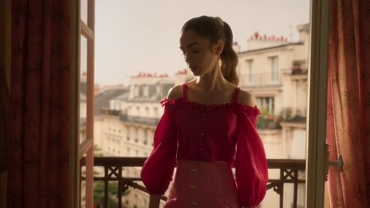 Emily_in_Paris_S02E07_WEBRip_x264-ION10_0054.jpg