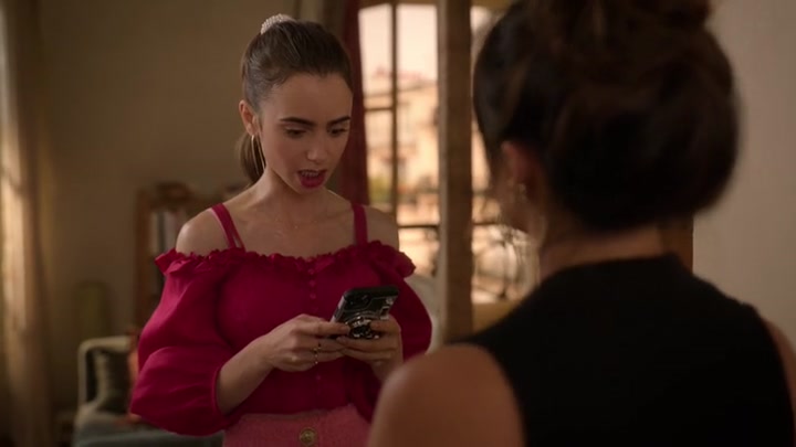 Emily_in_Paris_S02E07_WEBRip_x264-ION10_0076.jpg